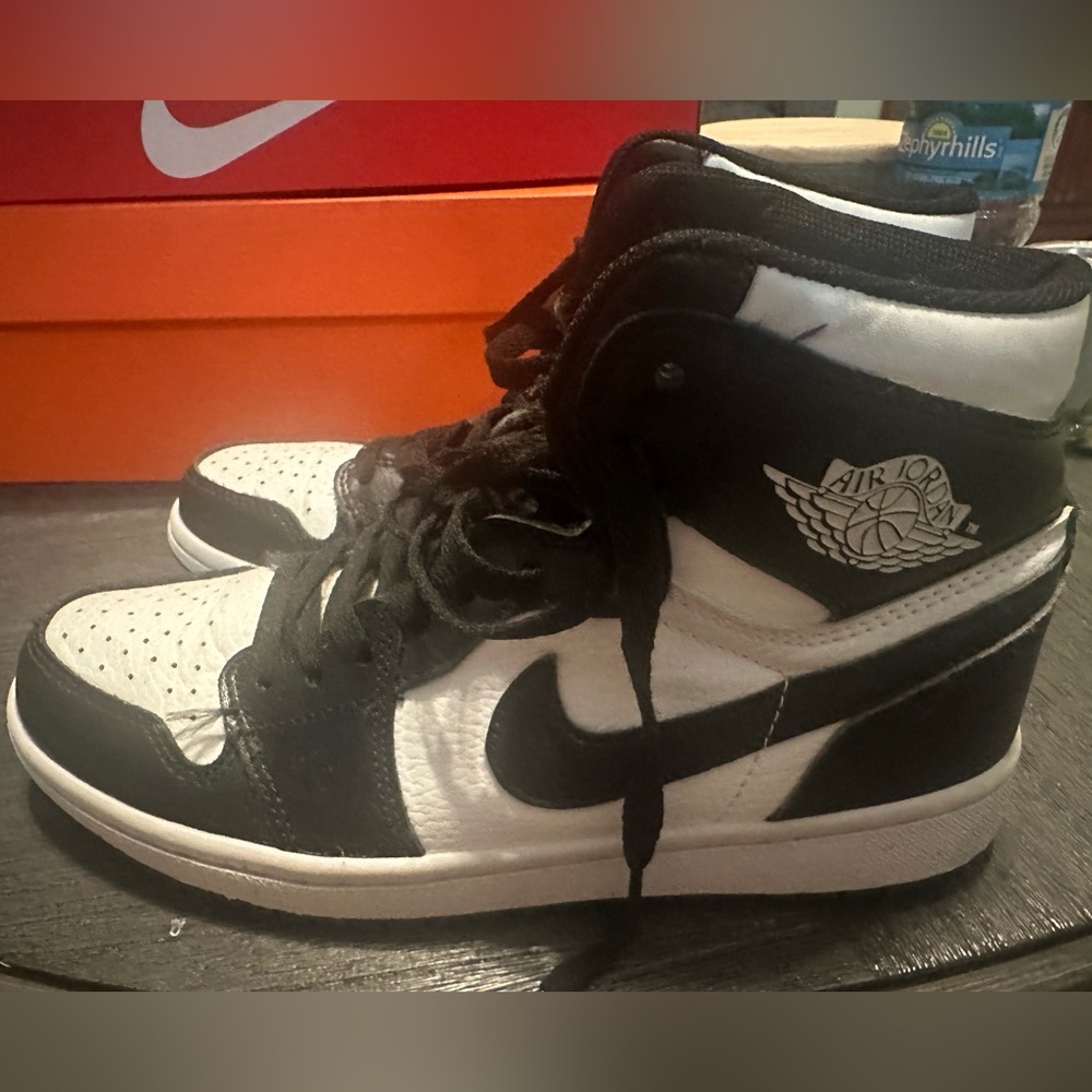 Nike Air Jordan high tops Men’s 7 Black and White Gently used Retro style